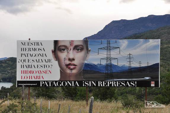Placa de protesto contra a construção de hidroeléticas no rio Baker, na Carretera Austral, a caminho de Cochrane, no sul do Chile